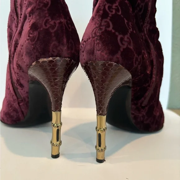 Gucci Purple Velvet Ankle Boots.
I wear a 8.5/9. These are just a tiny bit big. - Picture 7 of 7